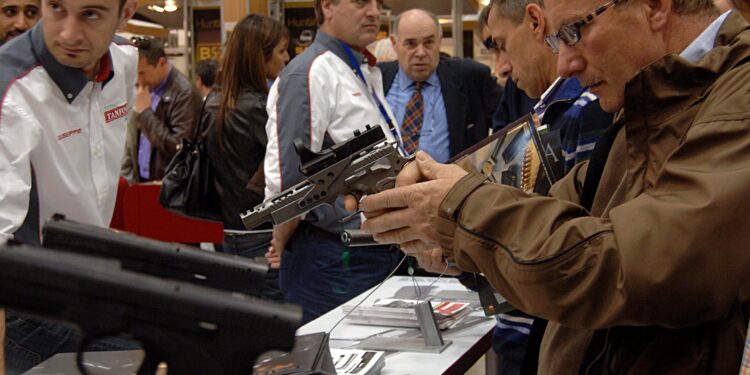 Gli italiani e la difesa fai da te: 5 milioni possiedono un’arma e sono pronti a sparare al ladro. Ma i furti sono in calo, mentre crescono i delitti in famiglia contro le donne: ‘’i criminali hanno le chiavi di casa’’. I dati del Rapporto Censis-Verisure sulla sicurezza