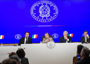 Manovra, tutti soddisfatti, da Tajani a Salvini. Meloni vanta l’aumento di salari e sanità e Giorgetti “incassa” i miliardi delle banche: “non saranno contente? Mi aspetto uno sforzo di sistema e che questa cosa non sia drammatizzata”. La conferenza stampa dopo il Cdm