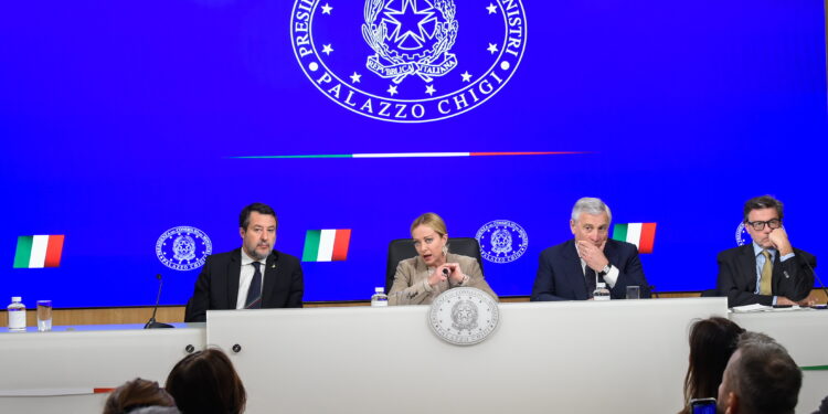 Manovra, tutti soddisfatti, da Tajani a Salvini. Meloni vanta l’aumento di salari e sanità e Giorgetti “incassa” i miliardi delle banche: “non saranno contente? Mi aspetto uno sforzo di sistema e che questa cosa non sia drammatizzata”. La conferenza stampa dopo il Cdm