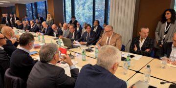 Contratto metalmeccanici, il negoziato entra nella fase finale e si ragiona sul salario: ipotesi di aumenti tra i 200 e i 220 euro