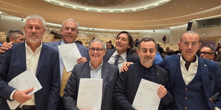 Contratto metalmeccanici, dopo 17 mesi la firma: aumento di 205,32 euro, pari al 9,64%. I sindacati: ”abbiamo salvato il CCNL”. Le imprese: “risponde ai bisogni e sostiene la competitività”