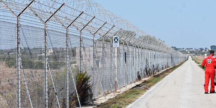 Difesa, stipendi bloccati dallo shutdown per il personale civile delle basi Usa in Italia, i sindacati proclamano lo stato agitazione