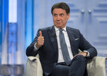 Le capriole di Conte per fare concorrenza a Schlein