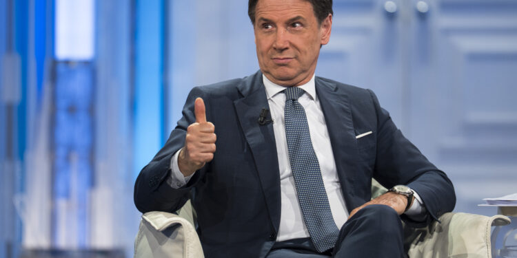 Le capriole di Conte per fare concorrenza a Schlein