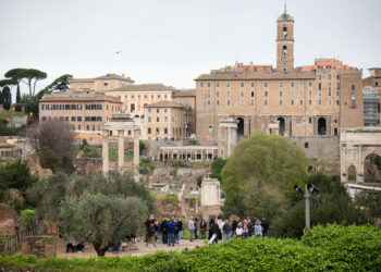 Roma, crollata una parte della Torre dei Conti ai Fori imperiali, operaio in codice rosso