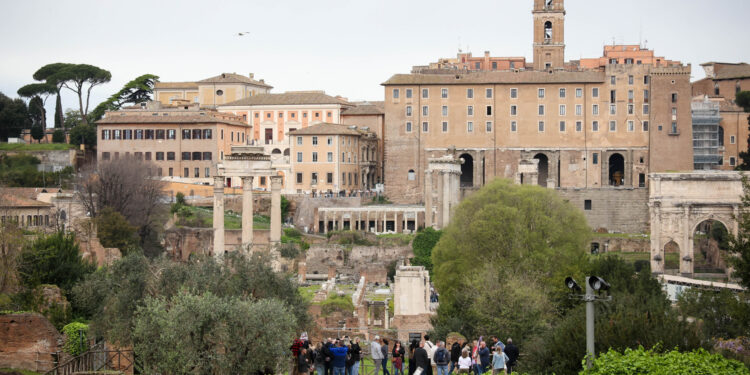 Roma, crollata una parte della Torre dei Conti ai Fori imperiali, operaio in codice rosso