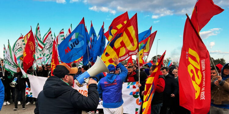 Ex Ilva, blocchi stradali e assemblee dei lavoratori a Taranto e Genova. Altre 24 ore di sciopero a Novi Ligure