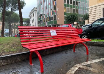 Violenza di genere, Fim, Fiom e Uilm inaugurano la panchina rossa davanti alla sede della Flm