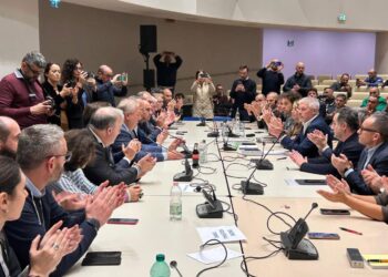 Meloni, l’attacco a Mattarella e la strategia per resistere al referendum