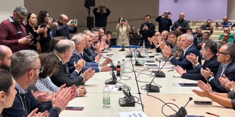 Meloni, l’attacco a Mattarella e la strategia per resistere al referendum