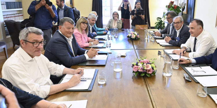 Prove di riavvicinamento tra Confindustria e sindacati: tra divisioni e pressioni, la scelta di andare avanti insieme