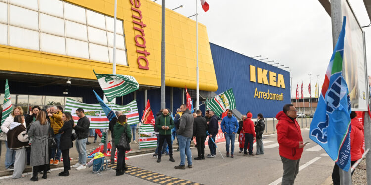 Ikea, sindacati: adesione massiccia alla giornata di sciopero, i lavoratori non arretrano