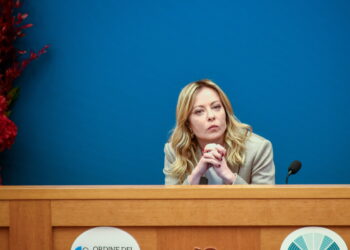 Giorgia Meloni in conferenza stampa: “sempre pronta a un Patto sociale: con la Cisl e con chiunque altro senza pregiudizi”. Giovani in fuga: “colpa di stipendi bassi e scarsa meritocrazia”. E lancia il “salario di primo ingresso”. Culle vuote, “tema anche culturale”