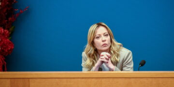 Giorgia Meloni in conferenza stampa: “sempre pronta a un Patto sociale: con la Cisl e con chiunque altro senza pregiudizi”. Giovani in fuga: “colpa di stipendi bassi e scarsa meritocrazia”. E lancia il “salario di primo ingresso”. Culle vuote, “tema anche culturale”