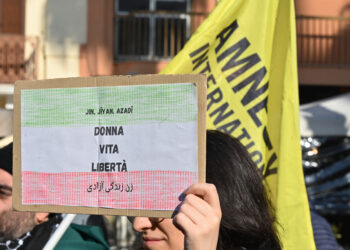 Iran, sit-in e fiaccolata della Cisl davanti all’ambasciata a Roma
