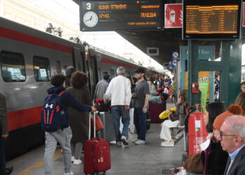 Cervelli in fuga e nonni con le valige: la doppia emigrazione dal Sud nel rapporto Svimez