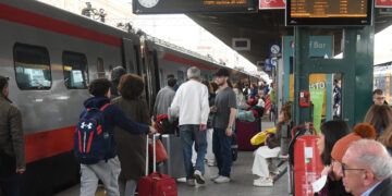 Cervelli in fuga e nonni con le valige: la doppia emigrazione dal Sud nel rapporto Svimez