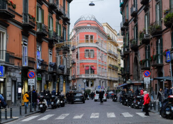 Napoli, un incendio distrugge lo storico teatro Sannazaro. Cgil-Slc: una tragedia per la città, preoccupati per il futuro dei lavoratori