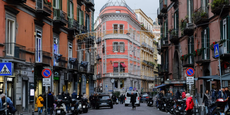 Napoli, un incendio distrugge lo storico teatro Sannazaro. Cgil-Slc: una tragedia per la città, preoccupati per il futuro dei lavoratori