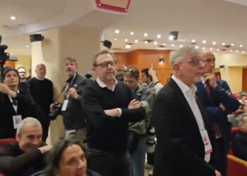 L’applauso del Comitato del no al primo instant poll