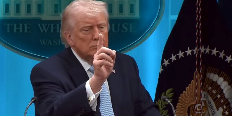 Trump scarica Giorgia Meloni: “non ha coraggio, sono scioccato, mi ha deluso”. Ma l’opposizione scende in campo in difesa della premier