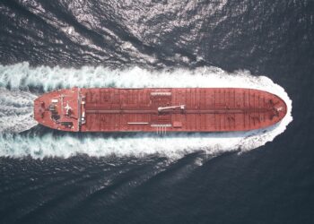 L’Iran riapre il passaggio di navi commerciali a Hormuz, l’annuncio di Araghchi su X: finché sarà in vigore cessate il fuoco in Libano. Accelerano le borse