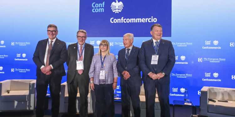 Da sindacati e Confcommercio altolà al governo: nessun intervento sulla rappresentanza. Durigon: “concordo, i contratti pirata male assoluto”