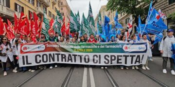 I camici bianchi delle farmacie private in sciopero: “vogliamo il rinnovo del contratto”