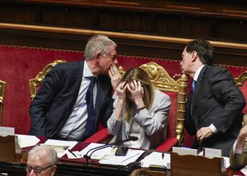 Meloni torna sotto i riflettori per nascondere la “sua” famiglia Addams. E funziona. Per ora