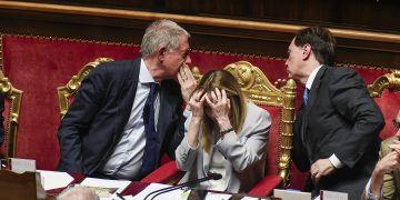 Meloni torna sotto i riflettori per nascondere la “sua” famiglia Addams. E funziona. Per ora