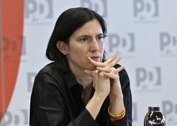 Sistema di voto decisivo, Schlein in bilico. Ma per ora punta sull’attuale legge elettorale: “Con questi numeri niente pareggio, vinciamo”