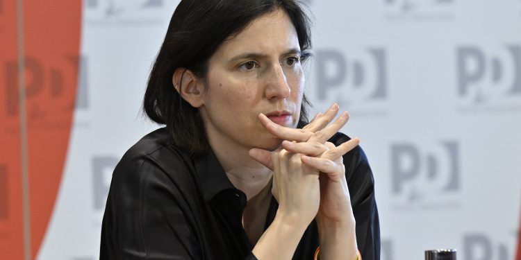 Sistema di voto decisivo, Schlein in bilico. Ma per ora punta sull’attuale legge elettorale: “Con questi numeri niente pareggio, vinciamo”
