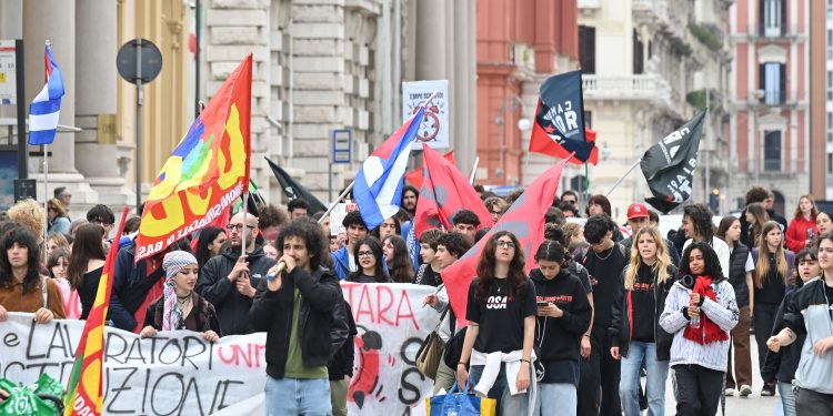Scuola, sciopero di docenti e personale ATA contro la riforma degli istituti tecnici. Flc Ccgil: altissima adesione in 50 città
