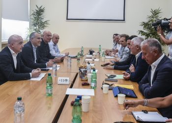 Stellantis, Cappellano incontra i sindacati: “FastLane 2030 per crescita sostenibile e redditizia”. Ma per Fiom, Fiom e Uilm “nessuna svolta su Cassino e Termoli”