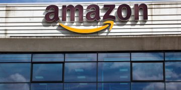 Amazon, firmati i primi accordi nazionali con i sindacati. Intese su videosorveglianza, turni, congedi e tutele sociali