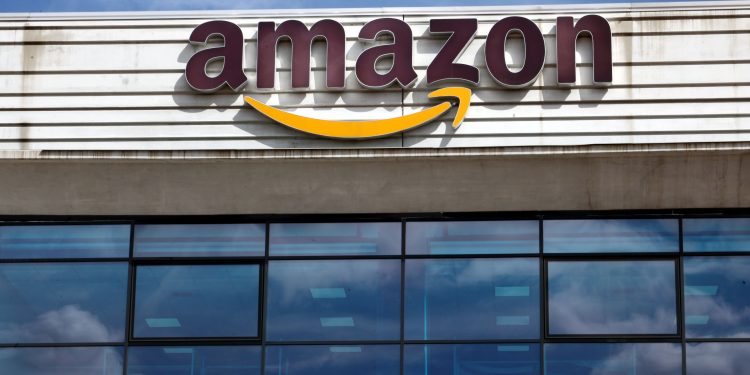 Amazon, firmati i primi accordi nazionali con i sindacati. Intese su videosorveglianza, turni, congedi e tutele sociali