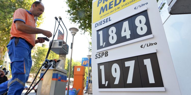 Benzinai pronti allo sciopero: Faib e Fegica minacciano una chiusura prolungata degli impianti