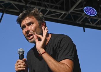 L’ultima dei populisti, Meloni tifa per il grillino Di Battista. L’alleato perfetto per battere Schlein e Conte