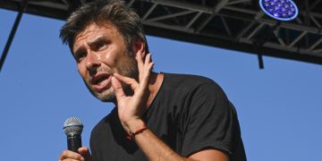 L’ultima dei populisti, Meloni tifa per il grillino Di Battista. L’alleato perfetto per battere Schlein e Conte