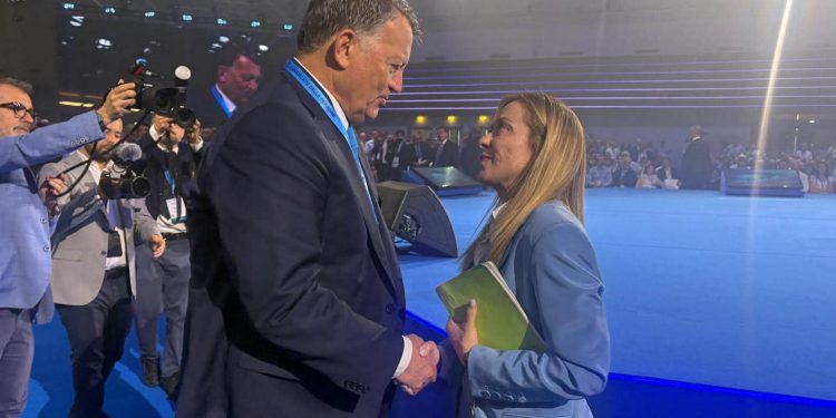 E Meloni disse ‘’qualcosa di sinistra’’. Al congresso della Uil la premier esalta il confronto con le parti sociali e la dignità del lavoro: ‘’un paese è forte solo se chi lavora sa di non essere solo’’