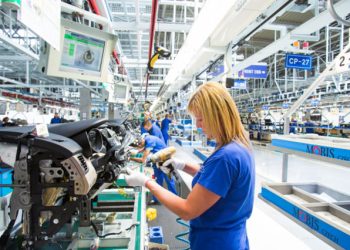 Report Fim-Cisl sulla condizione femminile nel settore metalmeccanico: cresce l’occupazione, ma le donne restano meno di una su cinque. Il gap salariale sfiora il 20%