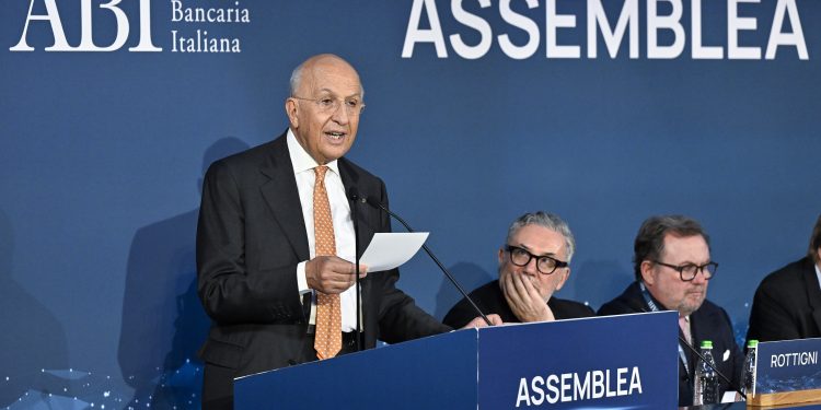 Banche, Assemblea Abi, scambio di “cortesie” tra Patuelli e i sindacati, alla vigilia della trattativa per il contratto. La richiesta: aumento di 518 euro e riduzione d’orario a 35 ore