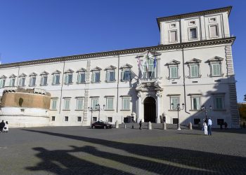 L’azzardo di Meloni, trasformare le elezioni nella scelta del capo dello Stato. Solo così può motivare i suoi elettori a ridarle la fiducia
