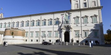 L’azzardo di Meloni, trasformare le elezioni nella scelta del capo dello Stato. Solo così può motivare i suoi elettori a ridarle la fiducia