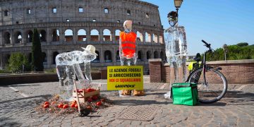 Caldo estremo, rischio per quasi un lavoratore su dieci. Il rapporto Greenpeace-Cgil: “Servono tutele strutturali e una tassa sui profitti delle fossili”