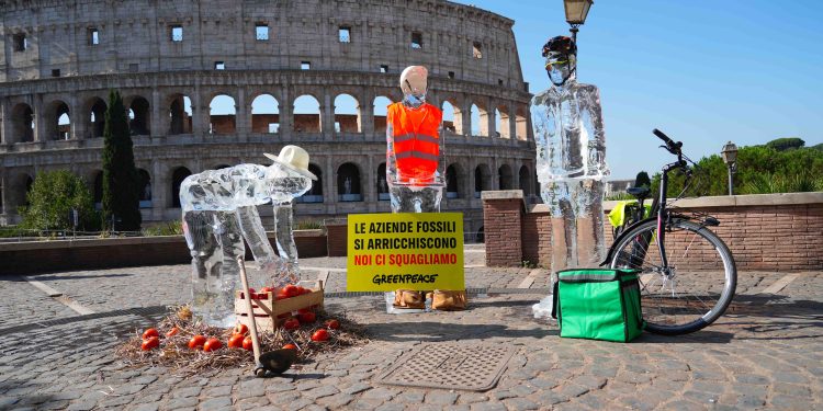 Caldo estremo, rischio per quasi un lavoratore su dieci. Il rapporto Greenpeace-Cgil: “Servono tutele strutturali e una tassa sui profitti delle fossili”