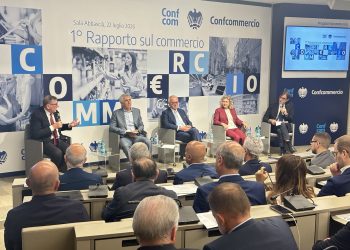In sette anni persi quasi 100mila negozi. Ma tiene l’occupazione e le attività crescono in produttività ed efficienza. I dati del Rapporto di Confcommercio