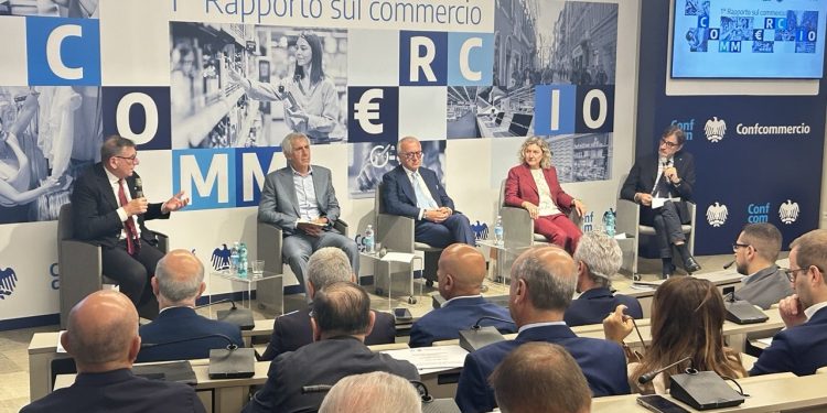 In sette anni persi quasi 100mila negozi. Ma tiene l’occupazione e le attività crescono in produttività ed efficienza. I dati del Rapporto di Confcommercio