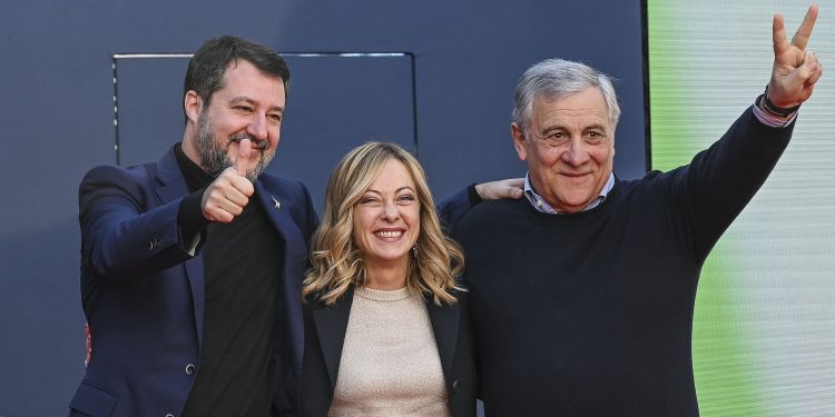 Dietro il record di durata di Meloni, il niente. E Salvini e Tajani fanno la ola per masochismo