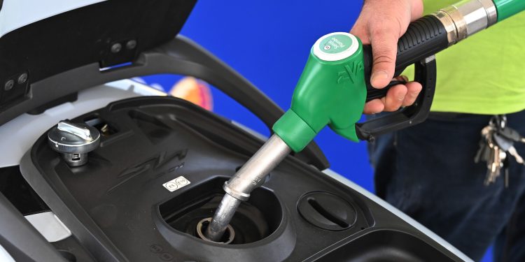 Carburanti, Eni e Ip mettono un freno ai prezzi dopo il taglio dello sconto fiscale. Fumarola: “Ora un tetto stabile per tutti”